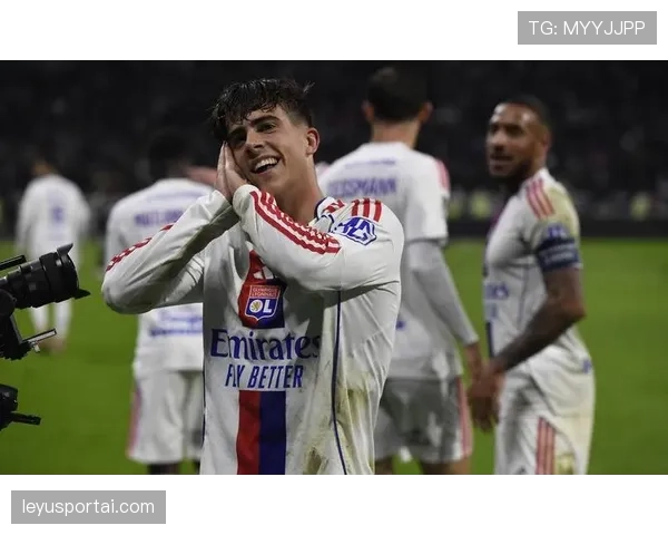 VAR介入判定里昂进球有效,引发客队斯特拉斯堡球员强烈抗议